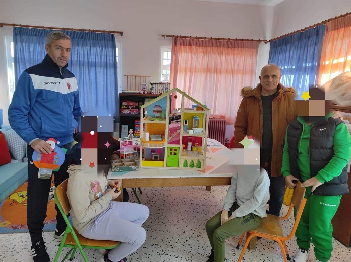 Δώρα μοίρασαν οι παλαίμαχοι Βιστωνίδας στο σχολείο τυφλών Φελώνης